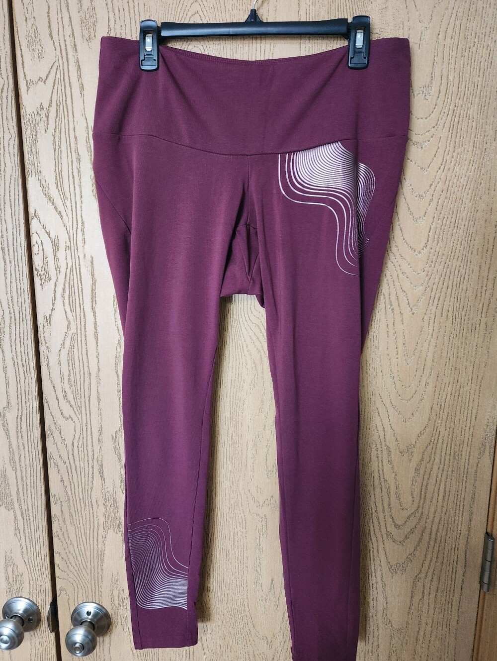Women's Maroon Athletic Leggings with Wave Detail